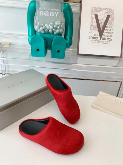 2024 Women Marni Red Pony Hair Mule